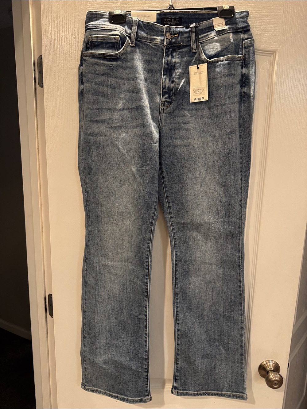 Judy Blue Mid-Rise Bootcut Jeans in Light Wash Blue